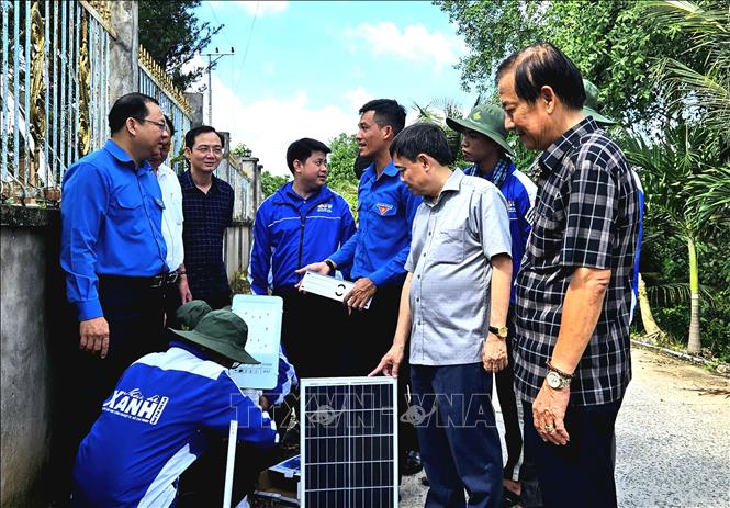 Lãnh đạo tỉnh Đồng Tháp gặp gỡ, động viên các bạn sinh viên thực hiện công trình thắp sáng đường quê tại ấp An Hòa, xã An Nhơn, huyện Châu Thành. Ảnh: TTXVN phát