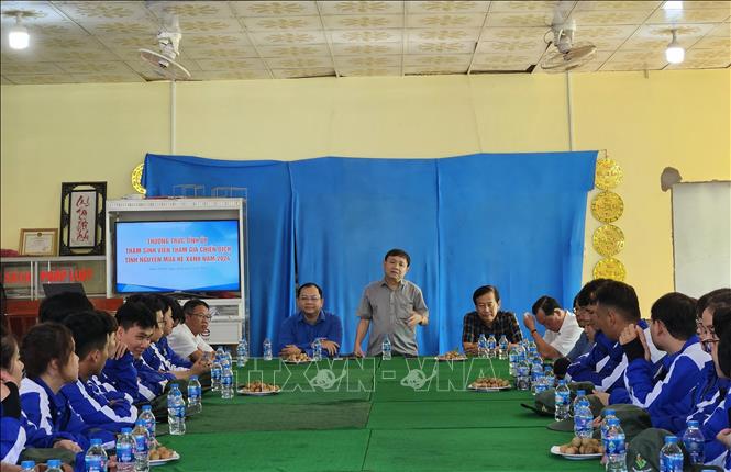 Lãnh đạo tỉnh Đồng Tháp đến thăm, động viên sinh viên tình nguyện “Mùa hè xanh” tại huyện Châu Thành. Ảnh: TTXVN phát