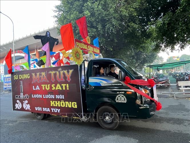 Lễ ra quân hưởng ứng Ngày toàn dân phòng, chống ma túy năm 2022, với chủ đề “Nâng cao hiệu quả công tác cai nghiện ma túy và quản lý người sử dụng trái phép chất ma túy vì một cộng đồng khỏe mạnh và an toàn” tại Bình Dương. Ảnh: Huyền Trang - TTXVN