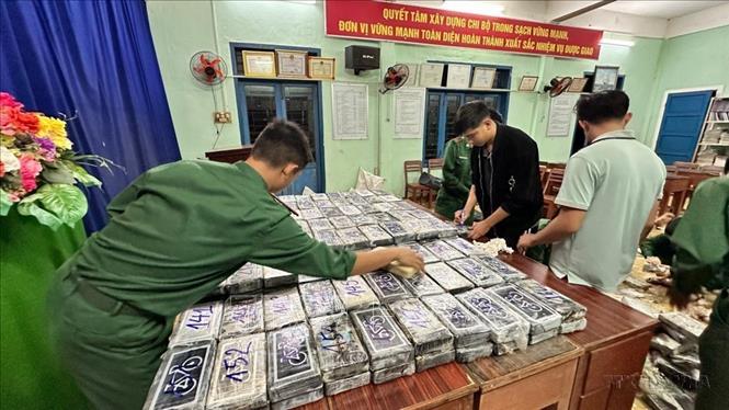 Đồn Biên phòng Bỉnh Hải, BĐBP tỉnh Quảng Ngãi phối hợp với Công an xã Bình Hải tổ chức lực lượng tuần tra tại bờ biển gành Nước Nhỉ, phát hiện 288 gói hàng nghi chứa chất ma tuý. Ảnh: TTXVN phát