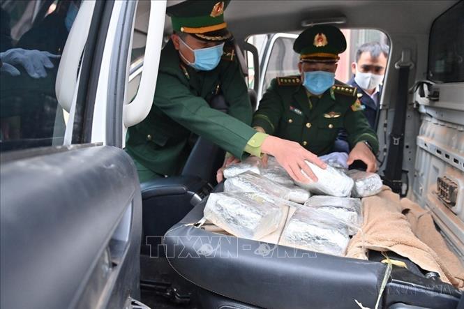 Ma túy được đối tượng Kong Vang Xiong (Quốc tịch Lào) ngụy trang, cất giấu trong xe ô tô bị Trạm kiểm soát biên phòng Cửa khẩu Quốc tế Na Mèo Lực (huyện Quan Sơn, tỉnh Thanh Hóa) phát hiện (2023). Ảnh: TTXVN
