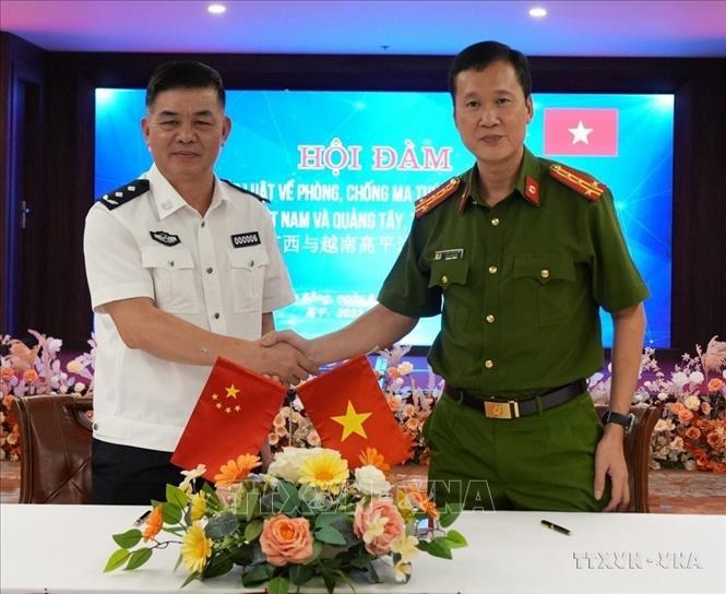 Công an tỉnh Cao Bằng và Công an Khu tự trị dân tộc Choang Quảng Tây (Trung Quốc) hội đàm về hợp tác thực thi pháp luật về phòng, chống ma túy khu vực biên giới. Ảnh: Lê Nam - TTXVN