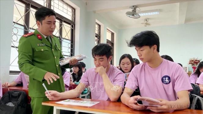 Công an tỉnh Quảng Bình tuyên truyền, phổ biến các biện pháp phòng chống tệ nạn ma túy cho học sinh trên địa bàn tỉnh. Ảnh: TTXVN phát