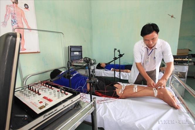 Bác sỹ Trung tâm Chữa bệnh – Giáo dục - Lao động xã hội tỉnh Bình Phước sử dụng các thiết bị hiện đại phục hồi chức năng cho các đối tượng cai nghiện ma túy. Ảnh: Anh Tuấn – TTXVN