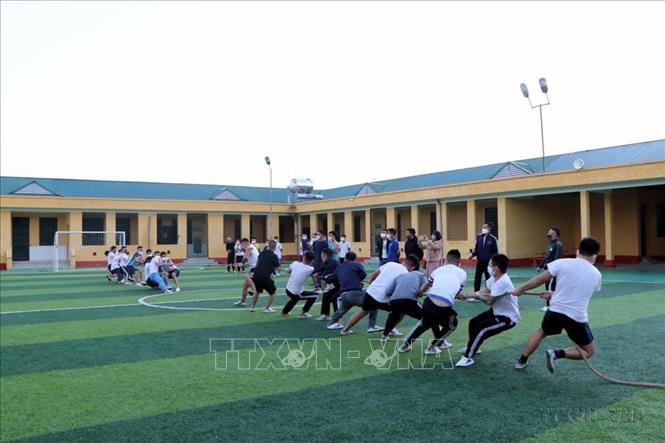 Các học viên tại cơ sở cai nghiện ma túy tỉnh Hải Dương tham gia trò chơi dân gian vui Xuân, đón Tết. Ảnh: Mạnh Tú - TTXVN