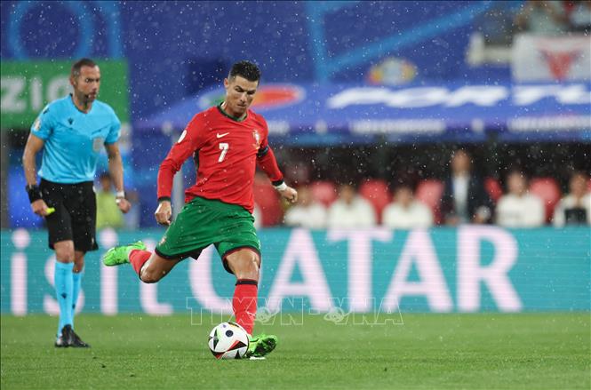 Siêu sao Cristiano Ronaldo (số 7) lập kỷ lục lần thứ 6 liên tiếp tham dự vòng chung kết EURO dưới màu áo đội tuyển quốc gia Bồ Đào Nha. Ảnh: THX/TTXVN