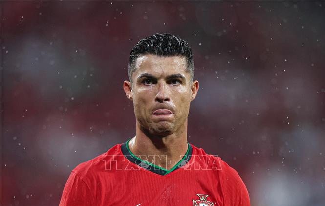 Siêu sao Cristiano Ronaldo (số 7) lập kỷ lục lần thứ 6 liên tiếp tham dự vòng chung kết EURO dưới màu áo đội tuyển quốc gia Bồ Đào Nha. Ảnh: THX/TTXVN