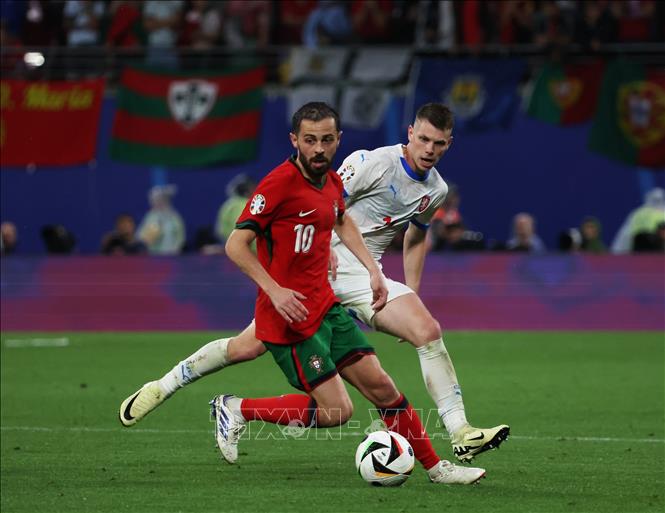 Pha tranh bóng giữa tiền vệ Bernardo Silva (trái) của Bồ Đào Nha với David Doudera của tuyển CH Séc. Ảnh: THX/TTXVN