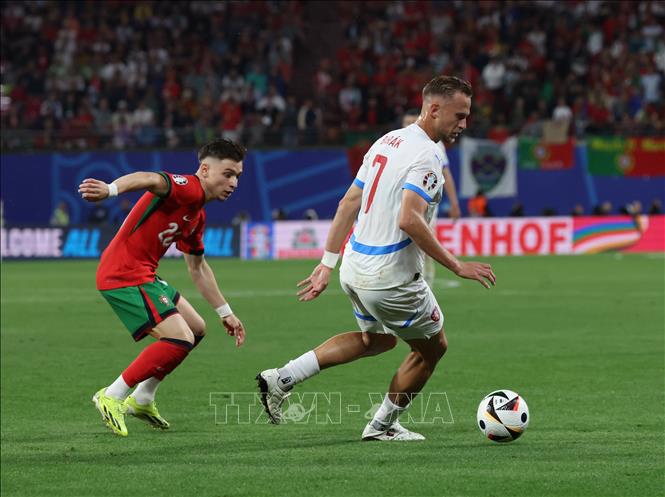 Pha tranh bóng giữa tiền đạo Francisco Conceicao (trái) của Bồ Đào Nha với Antonin Barak của tuyển CH Séc. Ảnh: THX/TTXVN