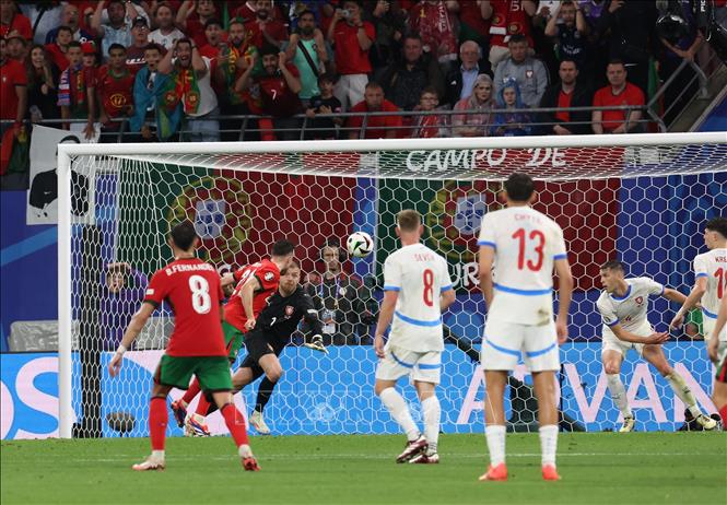 Tiền đạo Diogo Jota (thứ 2, trái) sút bóng tung lưới thủ thành CH Séc nhưng bàn thắng sau đó không được công nhận. Ảnh: THX/TTXVN