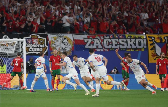 Pha ăn mừng bàn thắng mở tỷ số trận đấu của tiền vệ CH Séc Lukas Provod (số 14) cùng đồng đội. Ảnh: THX/TTXVN