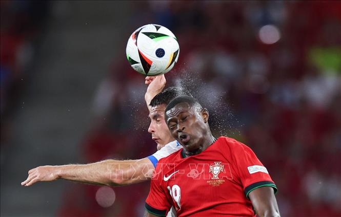 Tình huống tranh chấp bóng bổng giữa hậu vệ Nuno Mendes của Bồ Đào Nha với tiền đạo Patrik Schick của CH Séc. Ảnh: THX/TTXVN