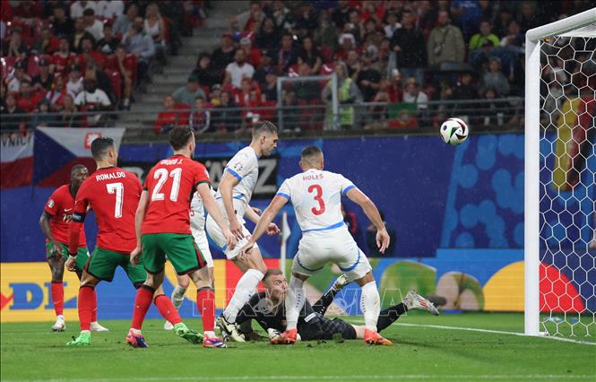 Hậu vệ CH Séc Robin Hranac (thứ 2, phải, phía trên) phá bóng phản lưới nhà trong trận gặp Bồ Đào Nha. Ảnh: THX/TTXVN