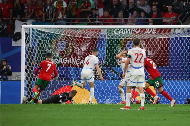 Hậu vệ CH Séc Robin Hranac (số 4) đốt lưới nhà phút 69 trong trận đấu gặp Bồ Đào Nha. Ảnh: THX/TTXVN  