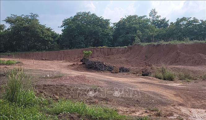 Khu vực đất bị khai thác trái phép tại thời điểm cơ quan chức năng kiểm tra. Ảnh: Đậu Tất Thành – TTXVN
