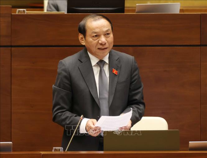 Bộ trưởng Bộ Văn hoá Thể thao và Du lịch Nguyễn Văn Hùng giải trình làm rõ vấn đề Đại biểu Quốc hội nêu. Ảnh: Phương Hoa - TTXVN