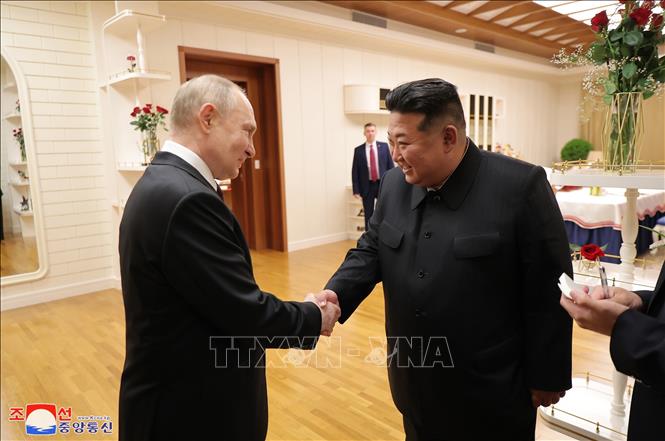 Nhà lãnh đạo Triều Tiên Kim Jong-un (phải) và Tổng thống Nga Vladimir Putin tại cuộc gặp ở Bình Nhưỡng ngày 19/6/2024. Ảnh: Yonhap/TTXVN