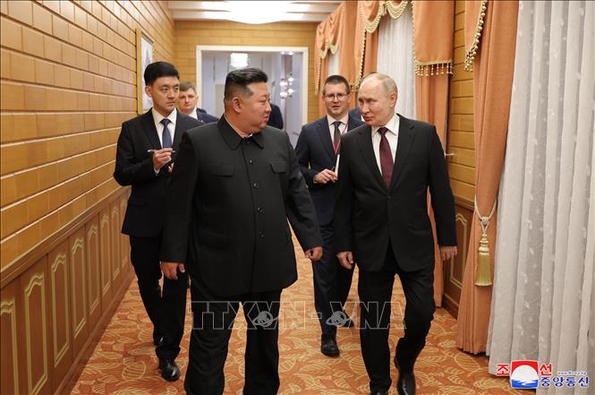 Nhà lãnh đạo Triều Tiên Kim Jong-un (trái) và Tổng thống Nga Vladimir Putin tại cuộc gặp ở Bình Nhưỡng ngày 19/6/2024. Ảnh: Yonhap/TTXVN