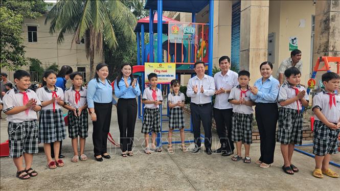 Thực hiện nghi thức khánh thành và bàn giao công trình sân chơi thiếu nhi tại UBND xã Châu Bình, huyện Giồng Trôm, tỉnh Bến Tre. Ảnh: Chương Đài - TTXVN