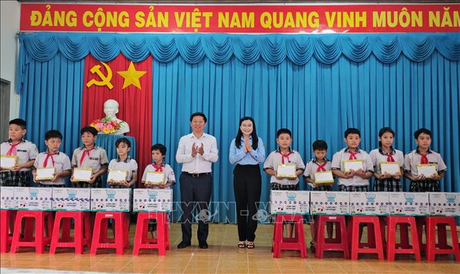 Tại chương trình, Hội đồng Đội Trung ương cũng trao 20 suất học bổng, quà (mỗi suất trị giá hơn 500 nghìn đồng) cho trẻ em có hoàn cảnh khó khăn trên địa bàn xã Châu Bình, huyện Giồng Trôm, tỉnh Bến Tre. Ảnh: Chương Đài - TTXVN