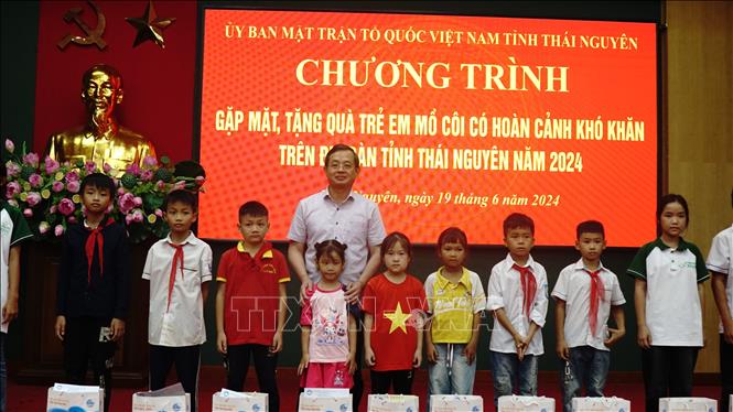 Ông Phạm Hoàng Sơn, Phó Bí thư Thường trực Tỉnh ủy, Chủ tịch HĐND tỉnh trao quà cho các em nhỏ tại chương trình. Ảnh: Thu Hằng-TTXVN
                                                       