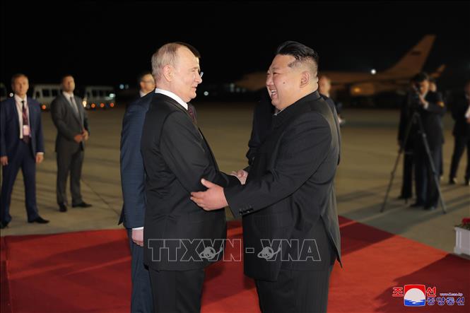 Nhà lãnh đạo Triều Tiên Kim Jong Un (phải) đón Tổng thống Nga Vladimir Putin tại Bình Nhưỡng ngày 19/6/2024. Ảnh: Yonhap/TTXVN