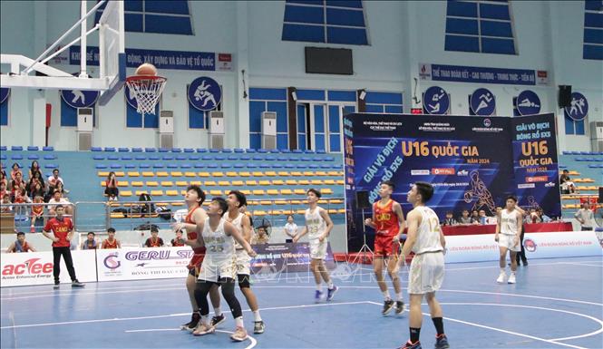 Trận đấu giữa đội tuyển U16 nam Quảng Ngãi – Thiên Tân với Công an nhân dân. Ảnh: Đinh Hương - TTXVN