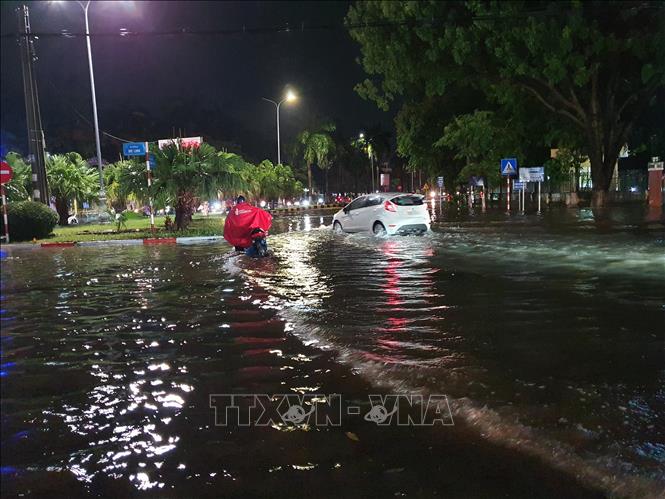 Tuyến phố Mê Linh, thành phố Vĩnh Yên bị ngập cục bộ do mưa lớn. Ảnh: Nguyễn Trọng Lịch- TTXVN