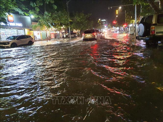 Tuyến phố Tôn Đức Thắng, thành phố Vĩnh Yên bị ngập cục bộ do mưa lớn. Ảnh: Nguyễn Trọng Lịch- TTXVN