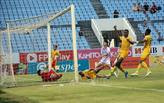 Pha ghi bàn thắng của cầu thủ đội Quảng Nam nâng tỷ số trận đấu lên 2 - 1. Ảnh: Trần Lê Lâm - TTXVN 