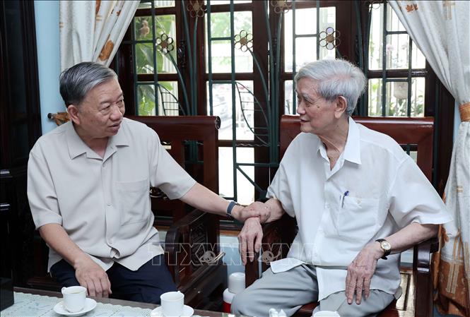 President To Lam visits Ho Tien Nghi, former General Director of the Vietnam News Agency. VNA Photo: Nhan Sáng