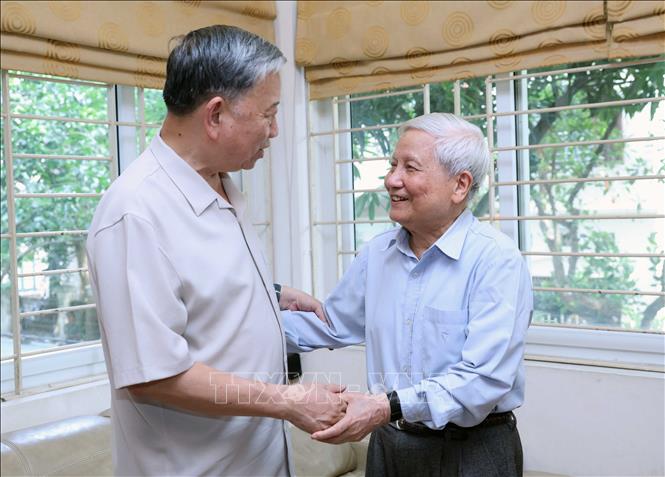 President To Lam visits Ha Dang, former Chairman of the Party Central Committee's Commission for Ideology and Culture and form Editor-in-Chief of the Nhan Dan (People) newspaper. VNA Photo: Nhan Sáng