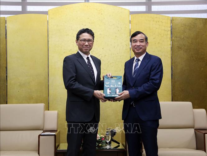 Chairman of the People’s Committee of Da Nang Le Trung Chinh receives Japanese Consul General in Da Nang Mori Takero. VNA Photo: Trần Lê Lâm