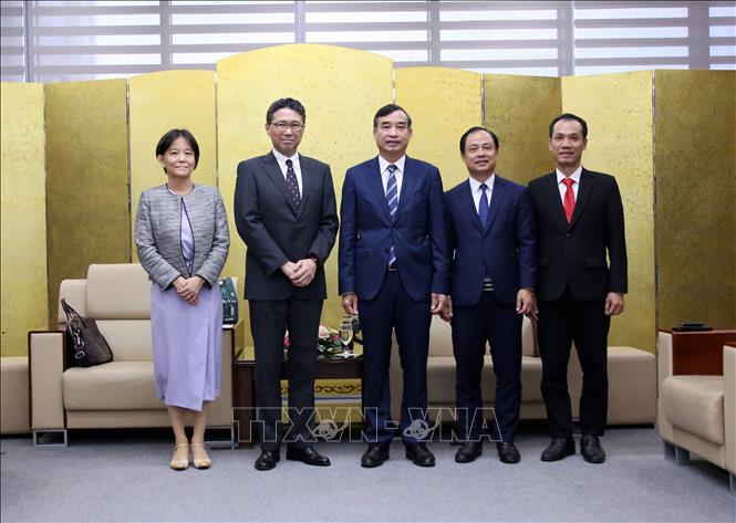 Chairman of the People’s Committee of Da Nang Le Trung Chinh receives Japanese Consul General in Da Nang Mori Takero. VNA Photo: Trần Lê Lâm