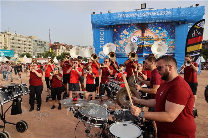 Ban nhạc Dek'Onex ở Thụy Sĩ đã tới khu vực fanzone và trình diễn những ca khúc sôi động, cổ vũ tinh thần của cổ động viên có mặt tại fanzone ở Geneva. Ảnh: Anh Hiển - PV TTXVN tai Geneva