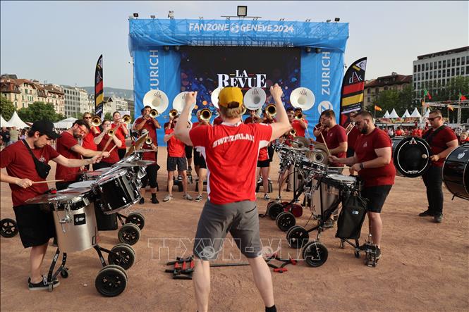 Ban nhạc Dek'Onex ở Thụy Sĩ đã tới khu vực fanzone và trình diễn những ca khúc sôi động, cổ vũ tinh thần của cổ động viên có mặt tại fanzone ở Geneva. Ảnh: Anh Hiển - PV TTXVN tai Geneva