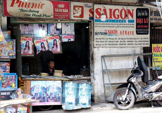 Một sạp bán báo giấy hiếm hoi tại quận Phú Nhuận. Ảnh: Hồng Đạt - TTXVN

