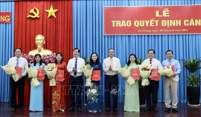 Lãnh đạo Tỉnh uỷ An Giang trao quyết định cán bộ thuộc diện Ban thường vụ Tỉnh ủy quản lý. Ảnh: Thanh Sang -TTXVN