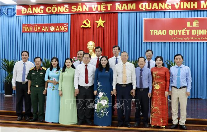 Lãnh đạo Tỉnh uỷ An Giang chụp ảnh cùng các đồng chí được điều động sang các chức vụ mới. Ảnh: Thanh Sang -TTXVN