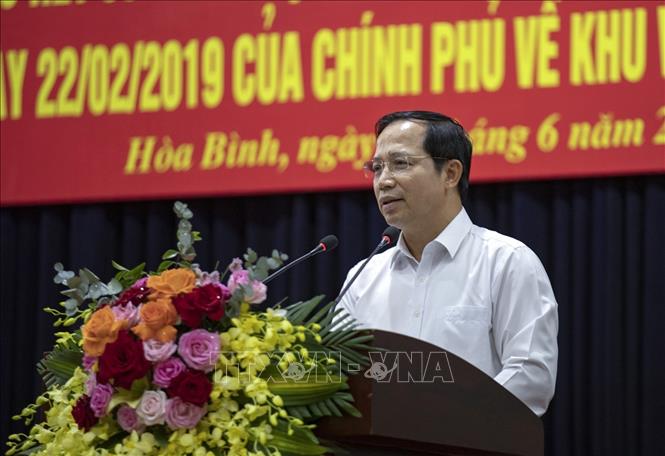 Phó Chủ tịch Thường trực UBND tỉnh Hòa Bình Nguyễn Văn Toàn phát biểu tại hội nghị. Ảnh: Trọng Đạt-TTXVN