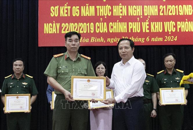 Tặng bằng khen cho các tập thể, cá nhân có thành tích, đóng góp tiêu biểu. Ảnh: Trọng Đạt-TTXVN