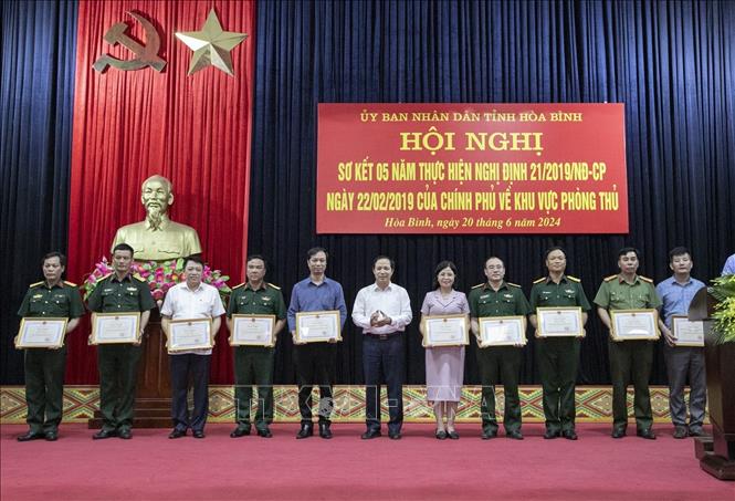 Tặng bằng khen cho các tập thể, cá nhân có thành tích, đóng góp tiêu biểu. Ảnh: Trọng Đạt-TTXVN