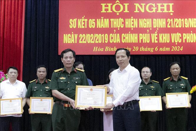Tặng bằng khen cho các tập thể, cá nhân có thành tích, đóng góp tiêu biểu. Ảnh: Trọng Đạt-TTXVN