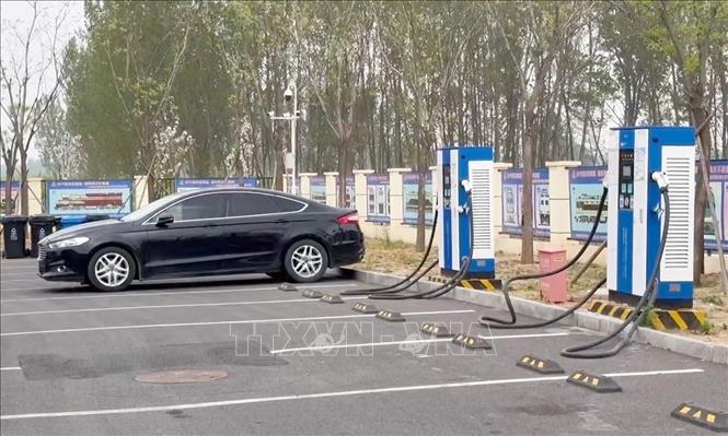 Các trụ sạc được lắp đặt rất đa dạng với nhiều chủng loại khác nhau. Ảnh: TTXVN phát