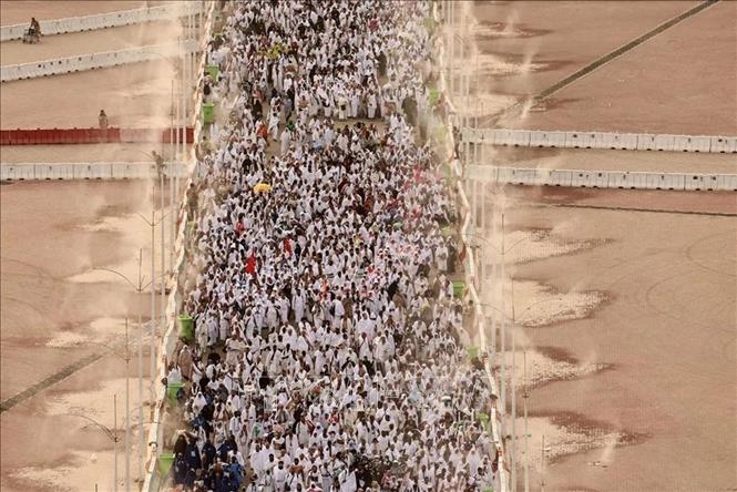 Các tín đồ Hồi giáo tới dự một nghi thức trong lễ hành hương Hajj ở thung lũng Mina, Saudi Arabia ngày 16/6/2024. Ảnh: news.abs-cbn.com/TTXVN