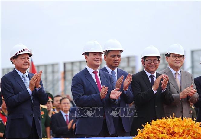 Thủ tướng Chính phủ Hoàng gia Campuchia Hun Manet thực hiện nghi thức khởi công công trình nhà khách và các hạng mục công trình phụ trợ trong quần thể Khu di tích lịch sử quân sự Techo Koh Thmar X16. Ảnh: Quang Anh - PV TTXVN tại Campuchia