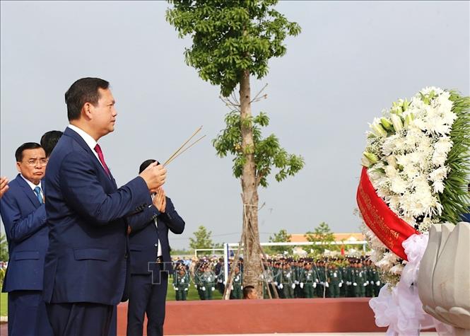 Thủ tướng Chính phủ Hoàng gia Campuchia Hun Manet dâng hương tại ngôi đại mộ tháp, nơi an vị hài cốt 49 chiến sĩ thuộc Lực lượng Vũ trang Đoàn kết Cứu quốc Campuchia. Ảnh: Quang Anh - PV TTXVN tại Campuchia