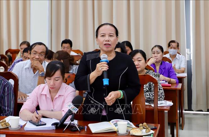 Bà Nguyễn Hồng Thu, Bí thư chi bộ, Phó Trưởng Ban công tác Mặt trận Khu phố 3, phường 15, quận Phú Nhuận phát biểu tại hội nghị. Ảnh: Hồng Giang - TTXVN