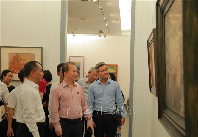 Đại biểu tham quan triển lãm. Ảnh: TTXVN phát 