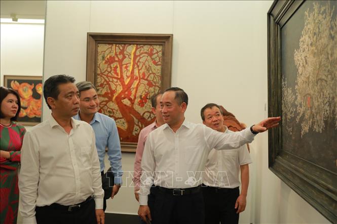 Đại biểu tham quan triển lãm. Ảnh: TTXVN phát 